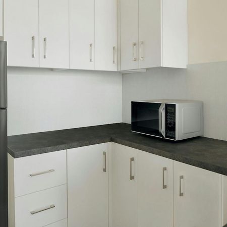 Delta Hotels By Marriott City Center Ντόχα Εξωτερικό φωτογραφία A typical microwave oven