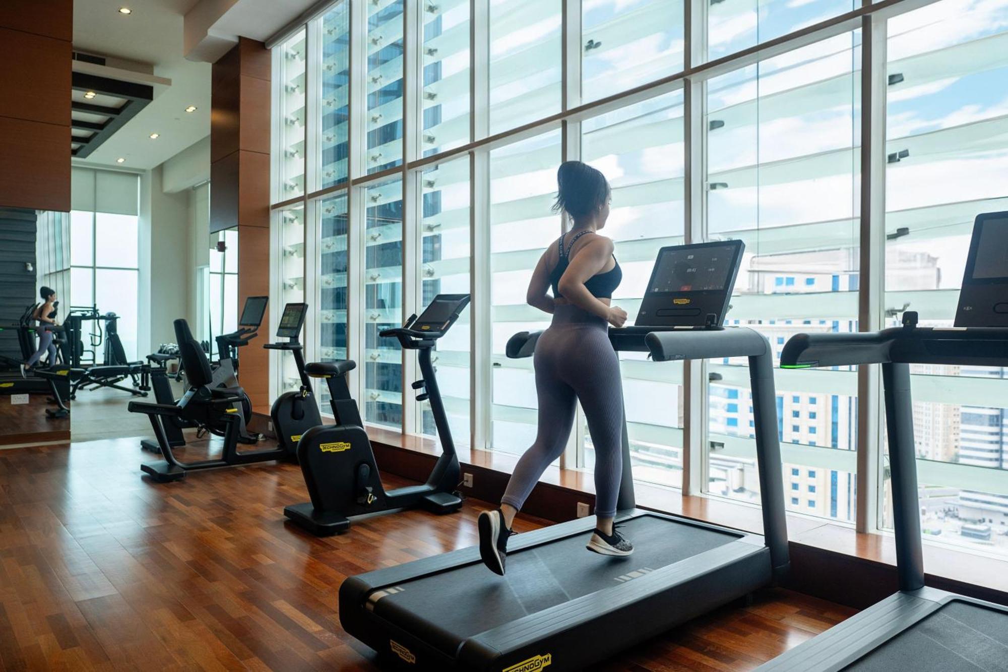 Delta Hotels By Marriott City Center Ντόχα Εξωτερικό φωτογραφία A woman exercising on a treadmill