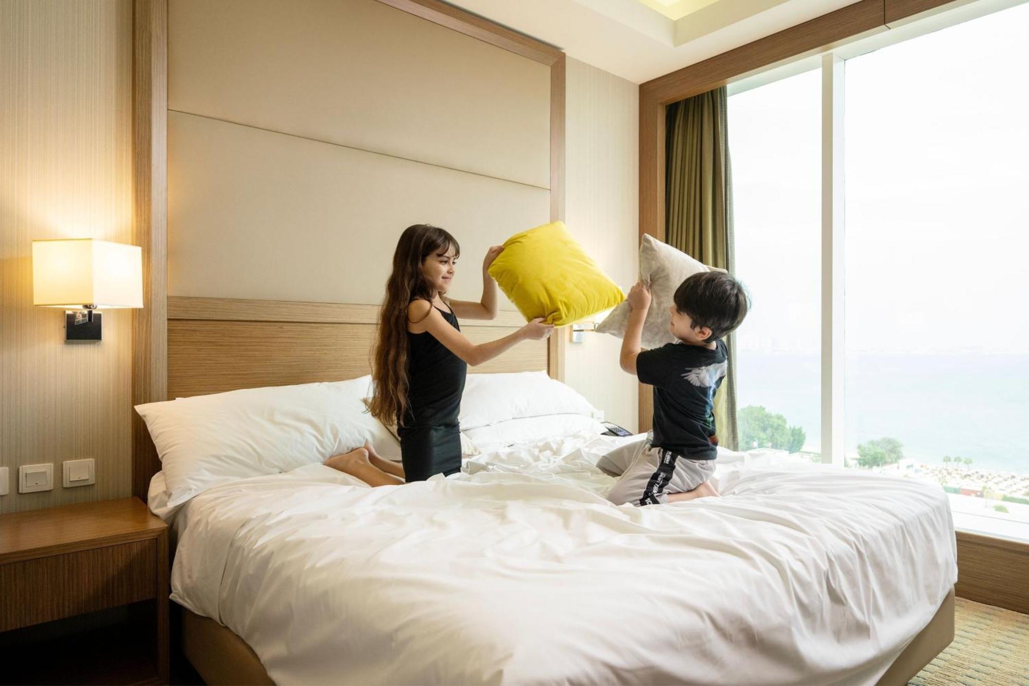 Delta Hotels By Marriott City Center Ντόχα Εξωτερικό φωτογραφία A pillow fight
