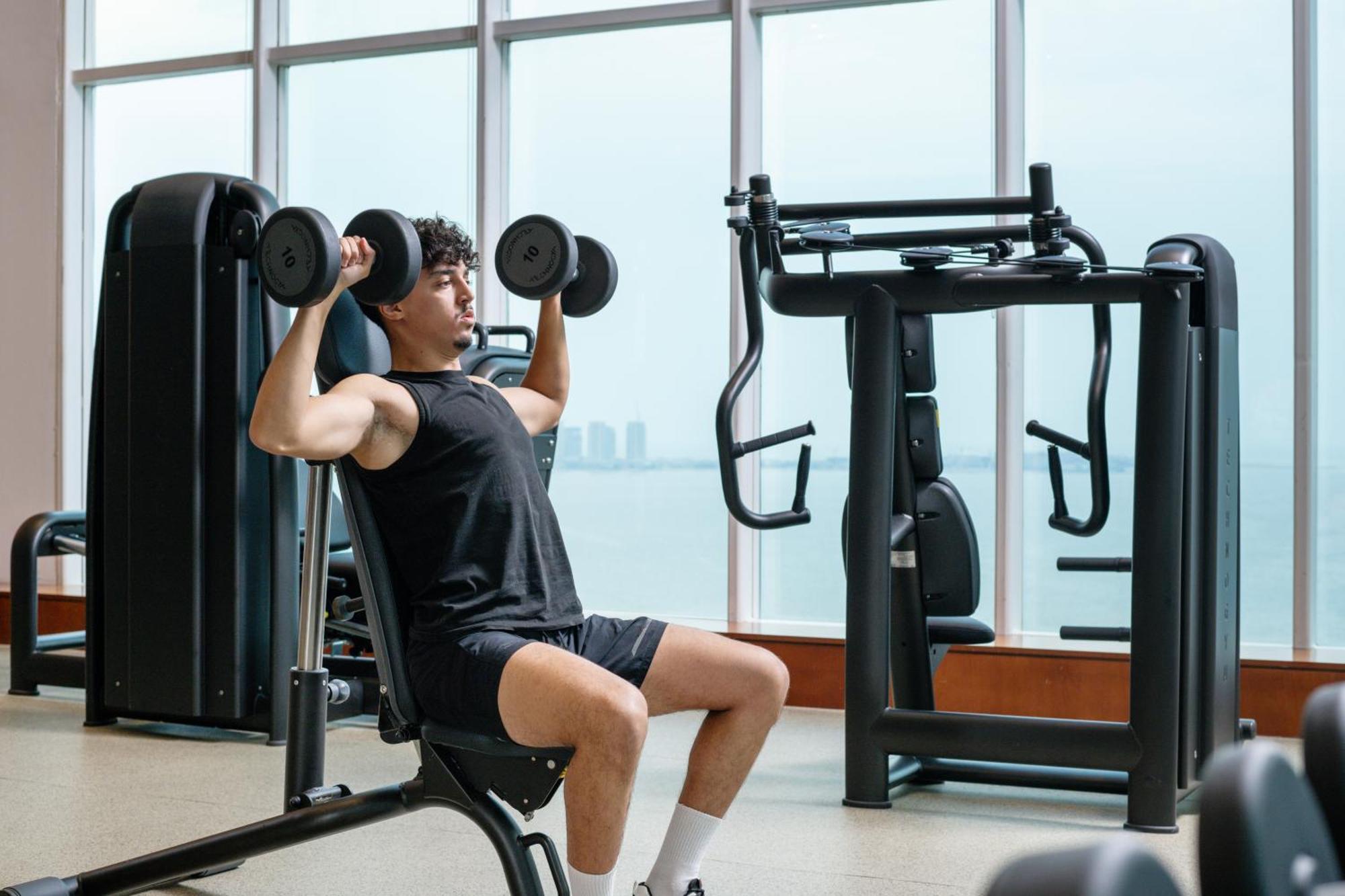 Delta Hotels By Marriott City Center Ντόχα Εξωτερικό φωτογραφία A man lifting weights