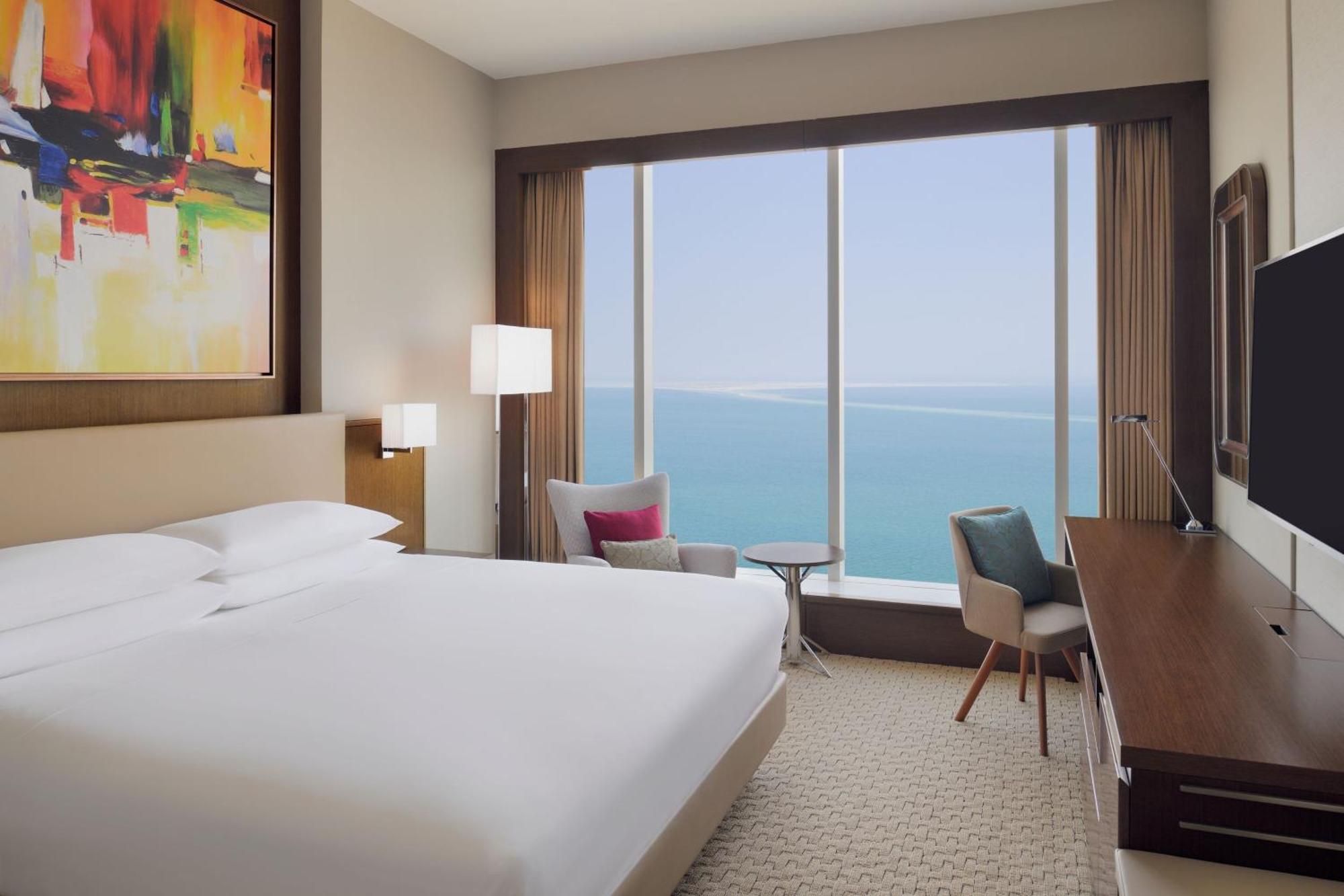 Delta Hotels By Marriott City Center Ντόχα Εξωτερικό φωτογραφία A guest room at the hotel