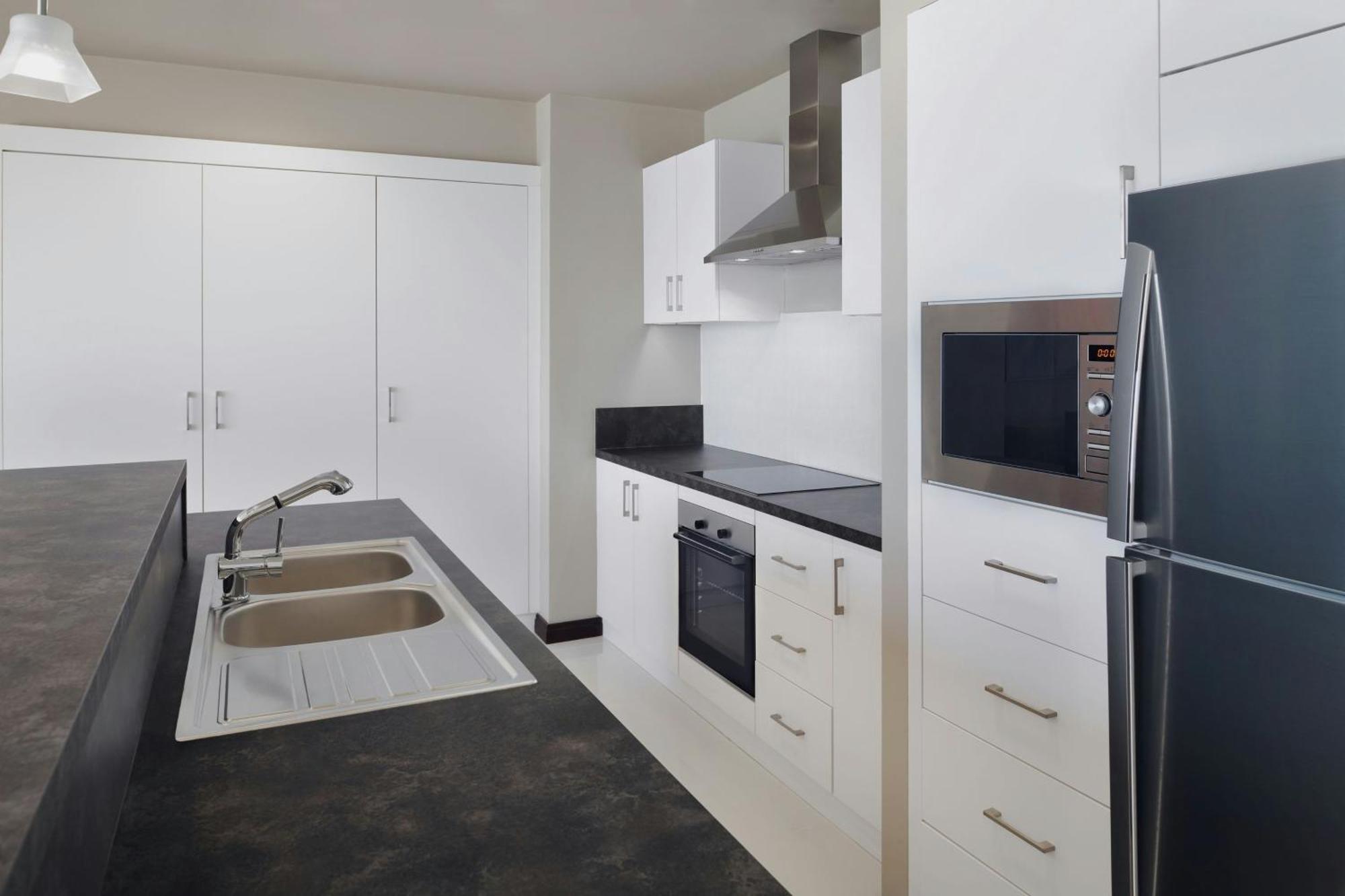 Delta Hotels By Marriott City Center Ντόχα Εξωτερικό φωτογραφία A typical kitchen in a student apartment