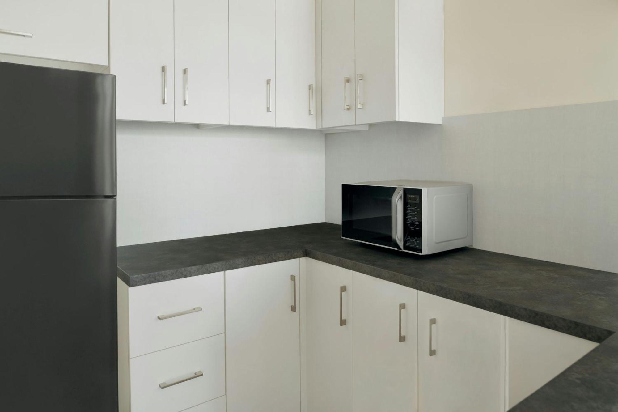 Delta Hotels By Marriott City Center Ντόχα Εξωτερικό φωτογραφία A typical microwave oven
